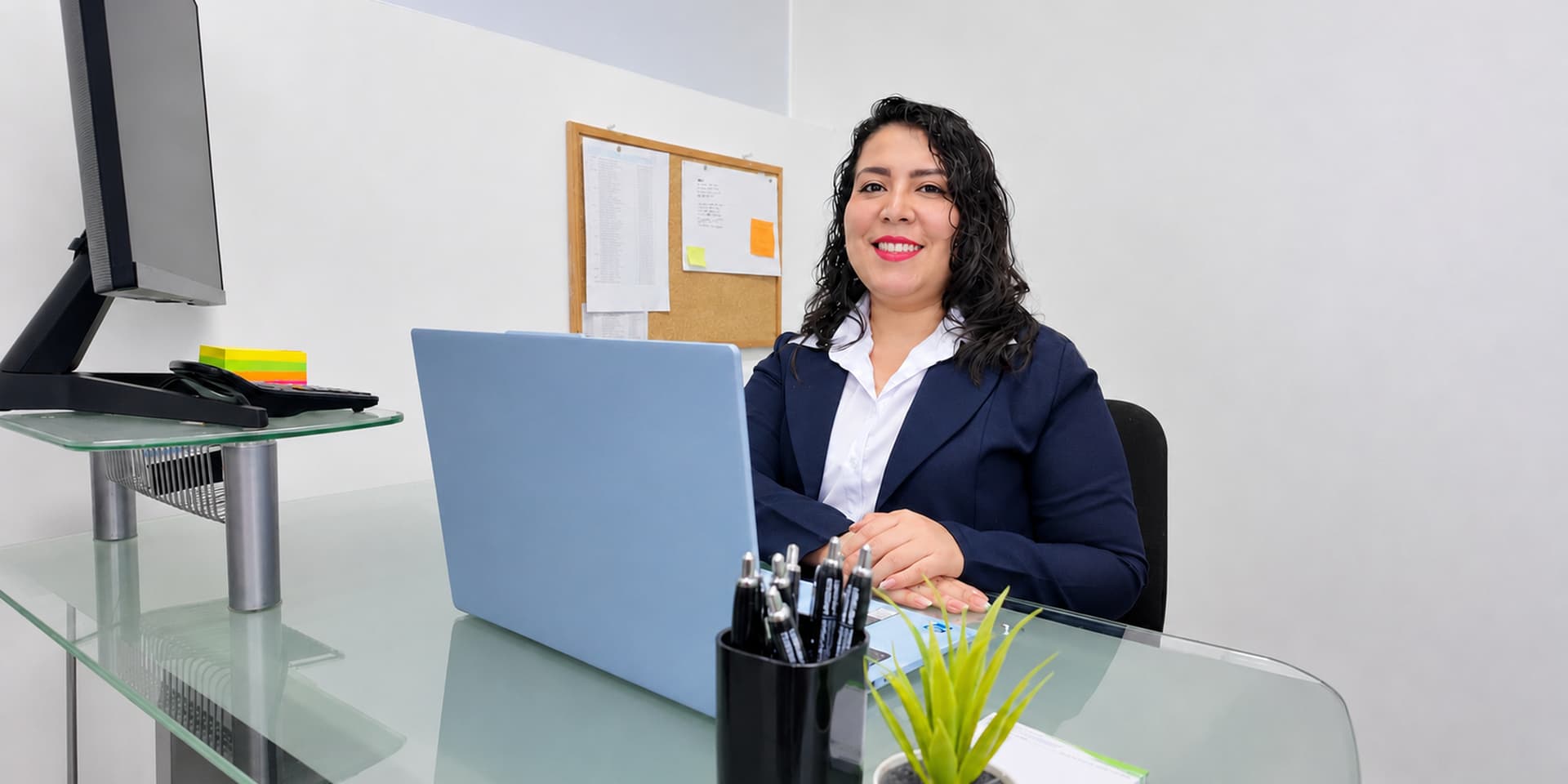 Gestión comercial de Laboratorios Pacheco en su oficina