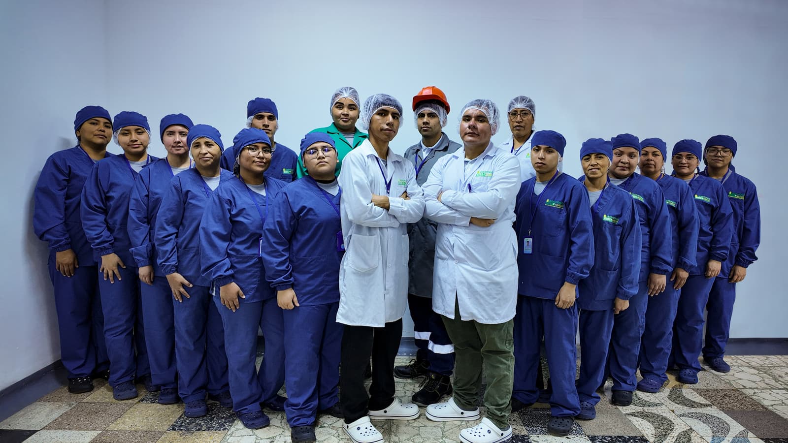 Equipo de producción de Laboratorios Pacheco en la planta del Callao