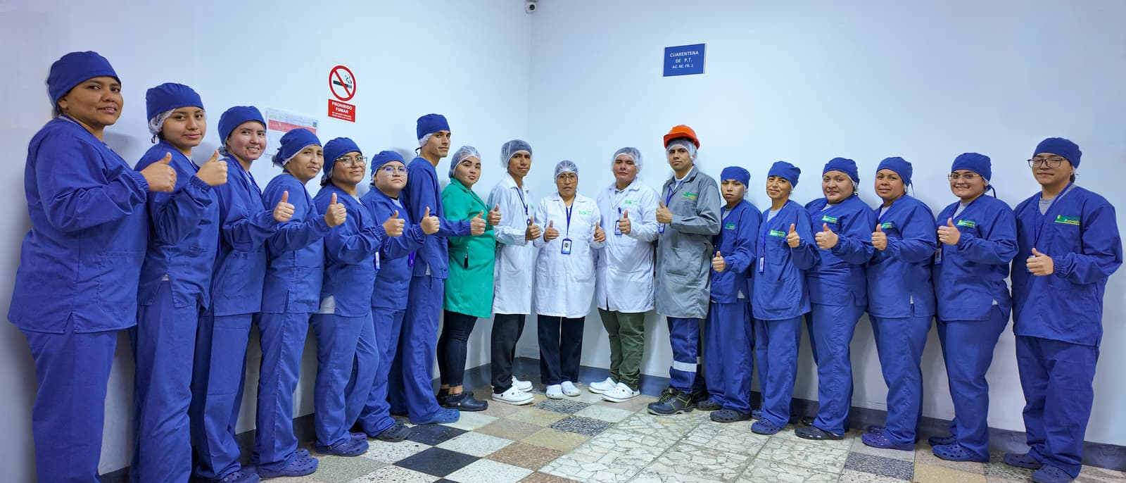 Equipo de producción de Laboratorios Pacheco en planta